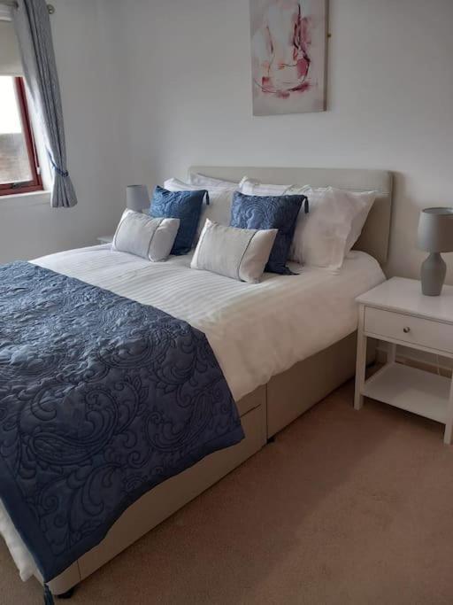 Апартаменты Lovely 2 Bed Flat-Great Location Данди Экстерьер фото