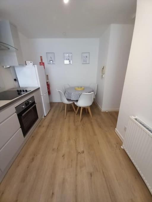 Апартаменты Lovely 2 Bed Flat-Great Location Данди Экстерьер фото