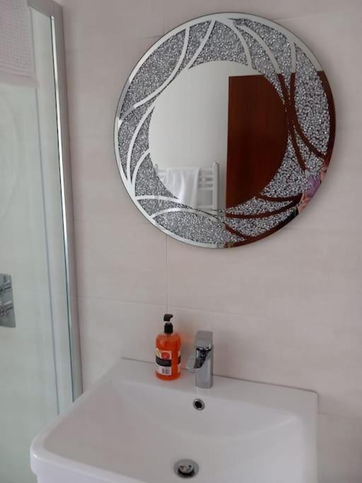 Апартаменты Lovely 2 Bed Flat-Great Location Данди Экстерьер фото